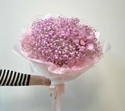 Большой подарочный букет из розовой гипсофилы и орхидеи