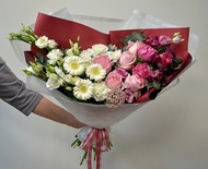Шикарный букет с розами герберами и лизиантусом
