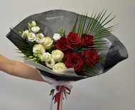 Стильный букет с красными и белыми розами