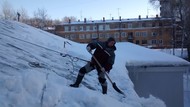 Очистка кровель от снега и наледи в Кирове