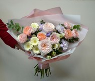 Большой букет цветов с пионовидными розами