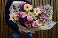 Красивый и стильный подарочный букет цветов