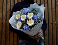 Яркий подарочный букет цветов с герберами и диантусами