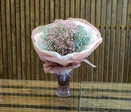 Букет цветов с розовой и голубой гипсофилой