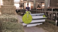 Машина для перемешивания корма и очистки кормового стола