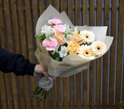 Нежный подарочный букет цветов с герберами и розами