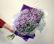 Необычный букет цветов с цветной гипсофилой