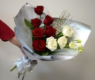 Подарочный букет с розами и лизиантусом