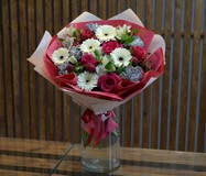Букет цветов с красными пионовидными розами