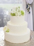 Свадебный торт с белыми цветами из мастики