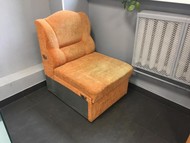 Мягкое раскладное кресло в хорошем состоянии