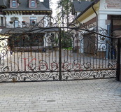 Кованые заборы, ворота, перила, лестницы, козырьки изготавливаем в Москве