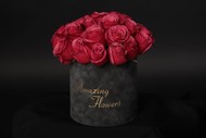 Букет в бархатной шляпной коробке из 25 роз (эквадор)