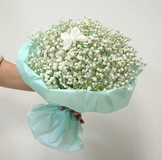 Букет цветов с белой гипсофилой
