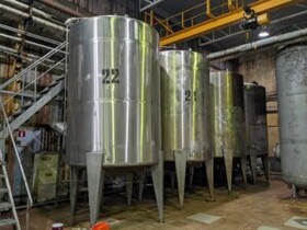Емкости нержавеющие, объем -12 куб.м., вертикальные, мешалка