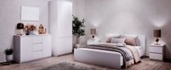 Спальня со светлой мебелью 