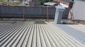 Установка мансардного окна в кровлю из профнастила