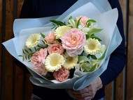 Нежный букет с розами, герберой и альстромерией