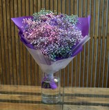 Подарочный букет цветов с разноцветной гипсофилой