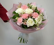 Нежный подарочный букет с розами и альстромерией
