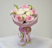Букет с розовыми розами и фрезией